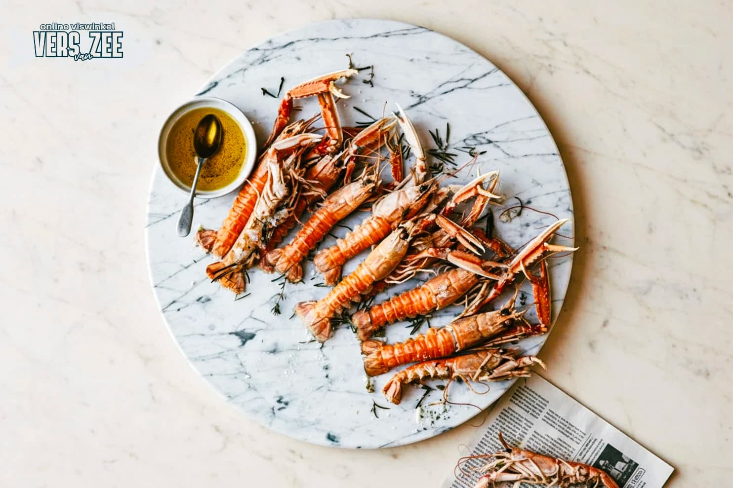 Verse langoustines op marmeren plaat