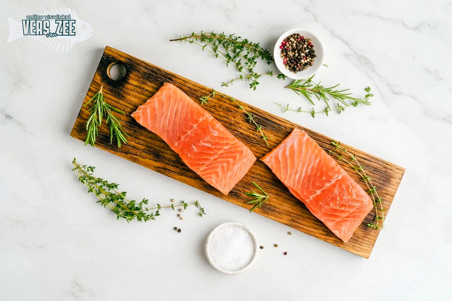 Verse zalmfilets met kruiden en zout