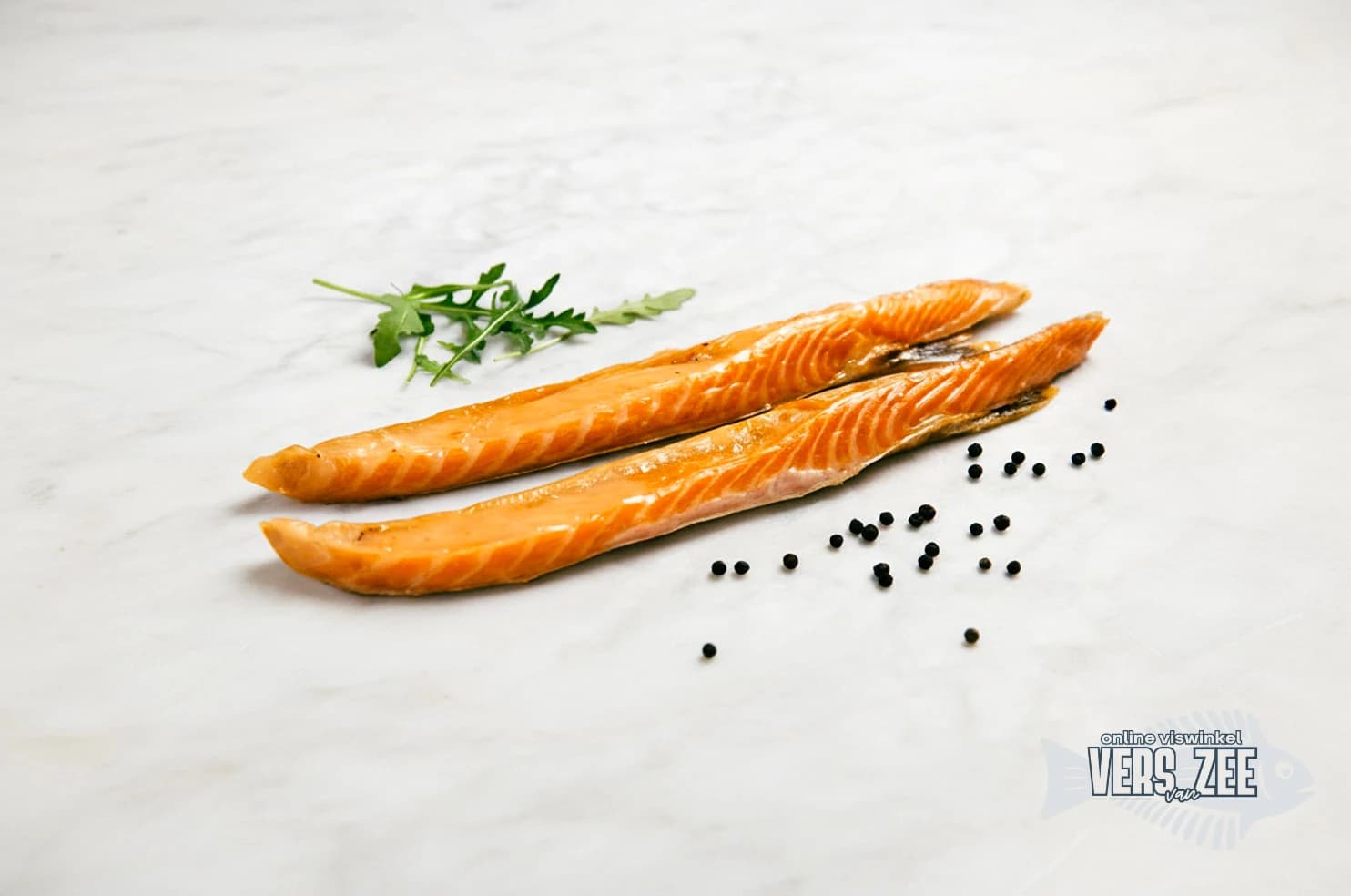 Gerookte zalm met kruiden en peper