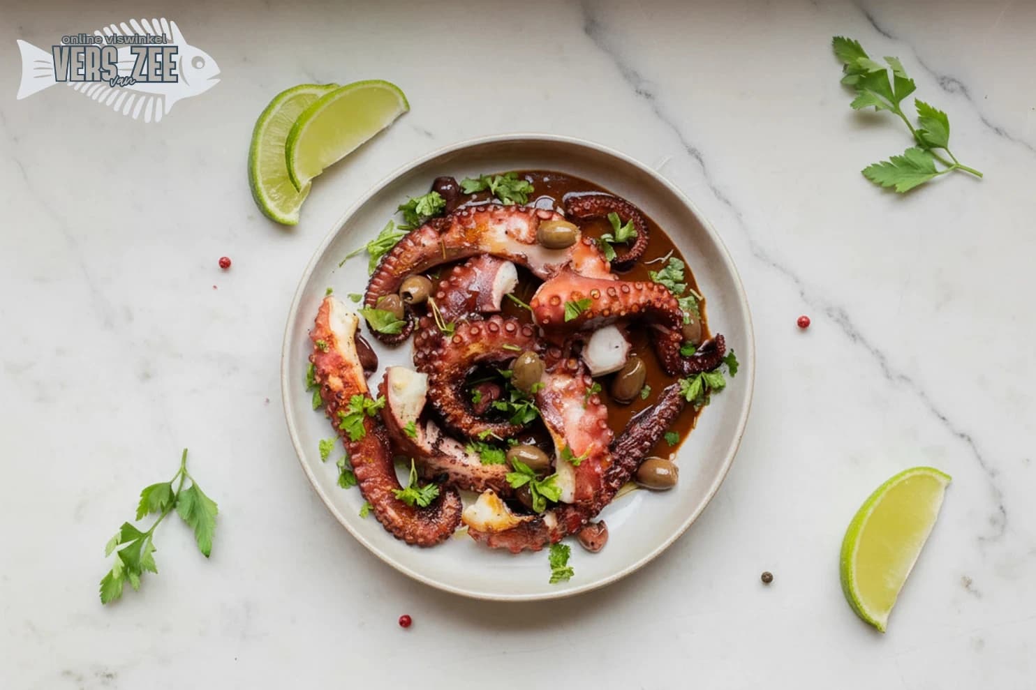 Gekookte octopus met kruiden en limoen